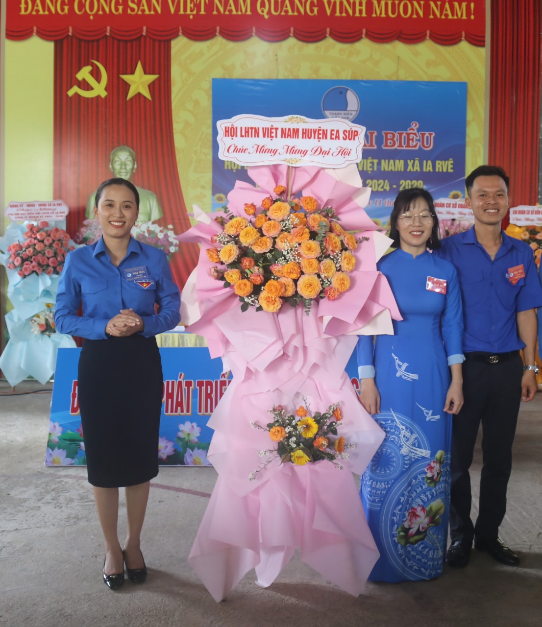 thuý tặng hoa